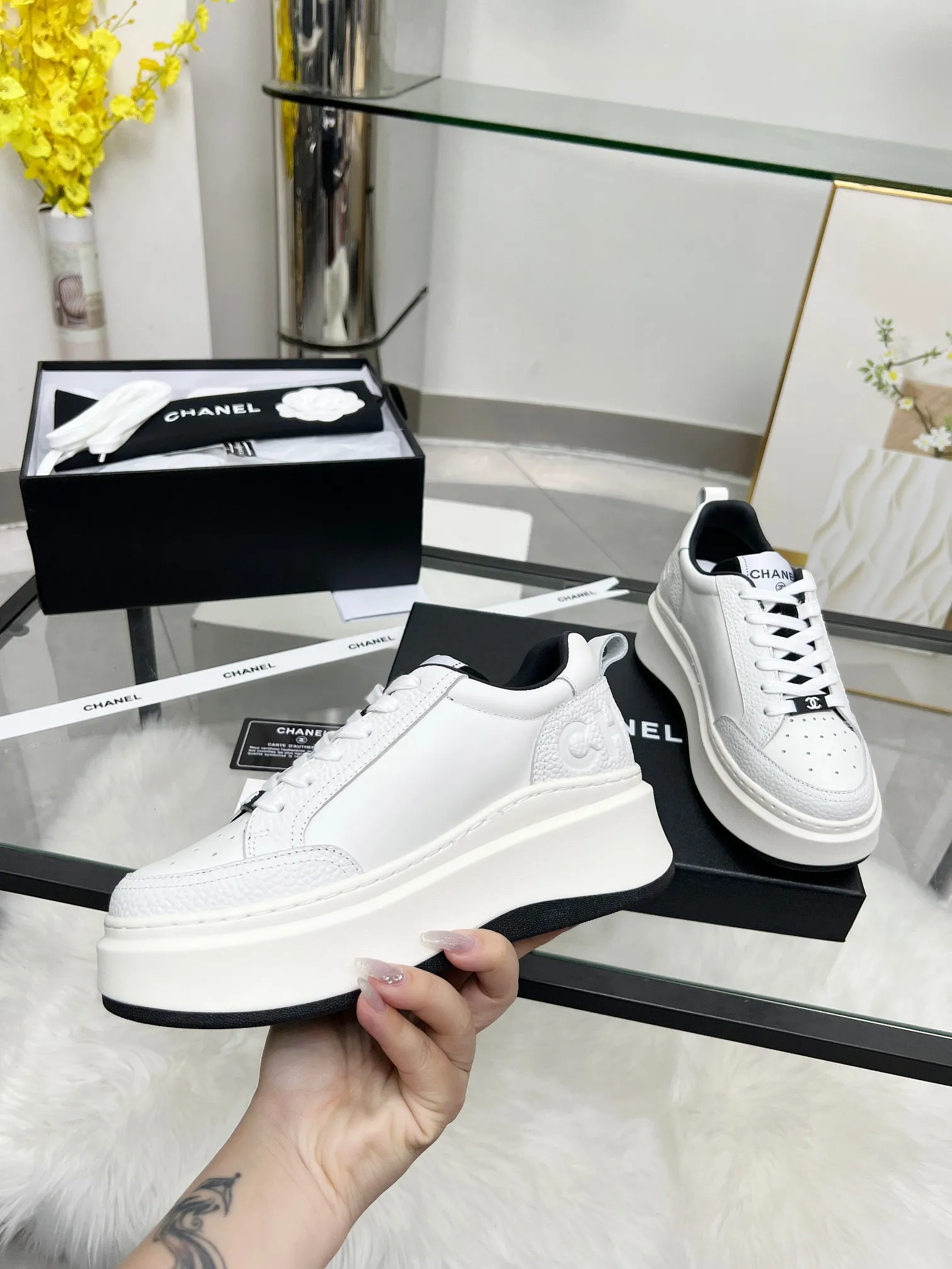 👟👟Ex-factory price 540👟👟 CHANEL 25C spring and summer new sports shoes official website is available at the same time ❤️ Counter out-of-stock kings. Major bloggers are recommending new styles on social days. This season’s new styles are simply eye-catching and look great on the feet. The casual casual sports style is refreshing and natural, interpreting Chanel’s fashionable femininity. The overall customization makes all sports shoes on the market at that time obsolete. This series is now available for sale! The upper is made of custom imported pebbled calf leather ➕ custom frosted calf leather. The lining is made of original one-to-one professionally customized mesh. Hardware accessories. Original full set of molds (not common in the market). Original custom molded TPU combination outsole. Height 4 cm. Women's size 35-39.